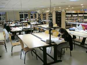 Biblioteca en el interior de la Casa de la Cultura
