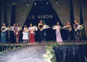 Participantes en la eleccin de reina y damas de las fiestas 