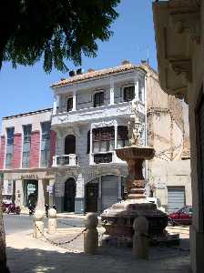 Fuente y Casa de las Contribuciones 