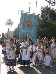  Huertanas llevando estandarte de la Hermandad 