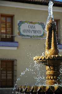 Detalle de fuente en la plaza del Ayuntamiento 