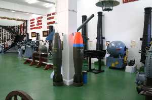 Sala con diverso armamento 