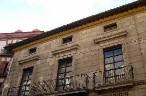 Detalles Superiores de la Fachada 