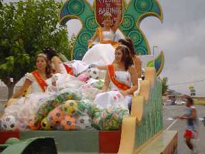  Grupo de la reina de las fiestas
