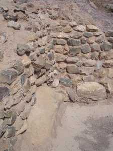 Banco de piedra aprovechando la roca [La Bastida de Totana]