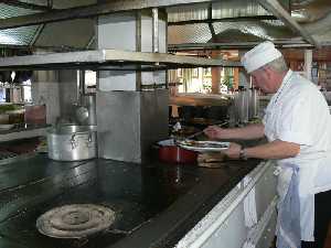 El cocinero sigue usando lea de olivo para cocinar