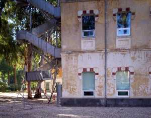 Lateral de la fachada del Centro Prraga