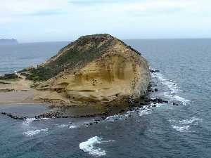 Areniscas limo-margosas marinas del Plioceno, coronadas por conglomerados marinos cuaternarios. A la derecha, de color gris-azulado, materiales volcnicos (La Carolina, guilas)  [GEOLOGA]