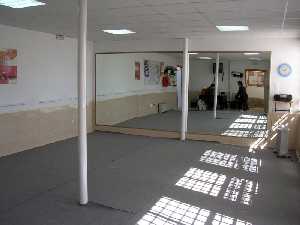 Sala de yoga y gimnasia de la asociacin de mujeres