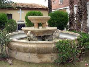 Fuente junto a la plaza 