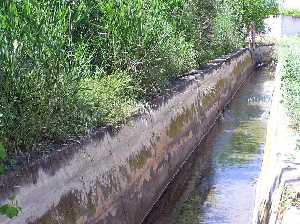 Acequia en los huertos de Tabala