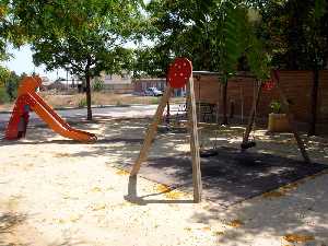 Parque infantil junto al Centro Municipal