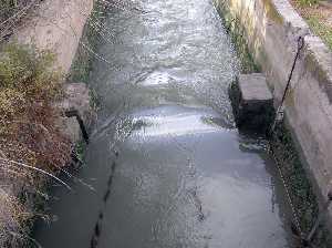 Acequia a su paso por Torre del Junco