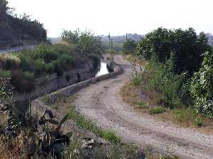 Vas de paso a la acequia