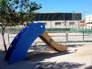 Jardn y pista junto a calle Diocleciano