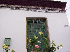 Vista de una casa y rosal [La Arboleja]