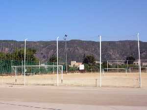 Campo de ftbol y sierra al fondo 