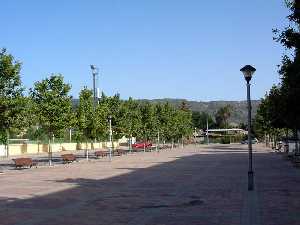 Paseo junto a campo de ftbol 