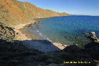 Figura 9. Cala Ciscar, con el perfil de la sierra al fondo