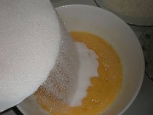 1.- Aadiendo el azucar a los huevos batidos 