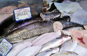 Merluza cortada en el mercado [Merluza]