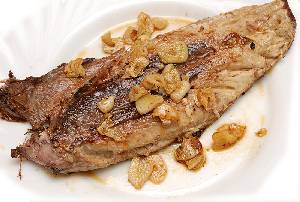 Melva a la plancha con ajos 